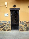 Puerta restaurada con motivos florales